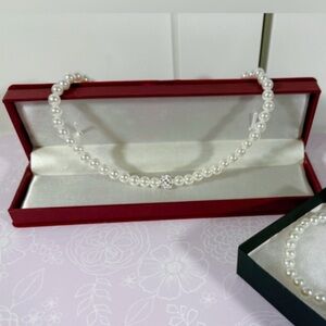 Costume jewelry pearl necklace